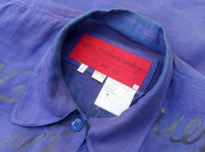 null JC de CASTELBAJAC Ko and Co

Large chemise veste en lin indigo, écritures noires...