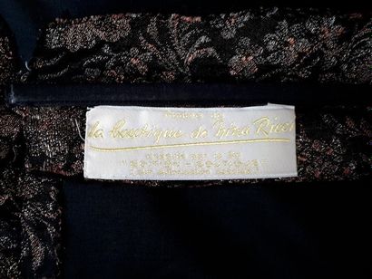 null Modèle de la Boutique de Nina RICCI

Robe, fond noir à décor de fleurs en lamé...