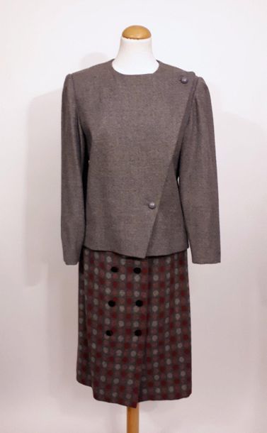 null Pierre CARDIN Paris (HC)

Veste en lainage et jupe portefeuille en lainage gris...