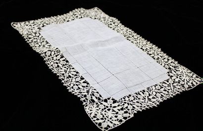 null 8 linen placemats, Venetian surround (2 with spots),