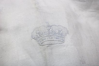 null 2 nappes en damassé blanc dont 1 : 2m40 X 2m40, couronne brodée, à décor de...