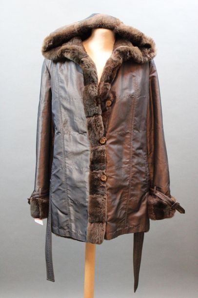null Manteau doublé de loutre, T.44 env., avec capuche et ceinture
