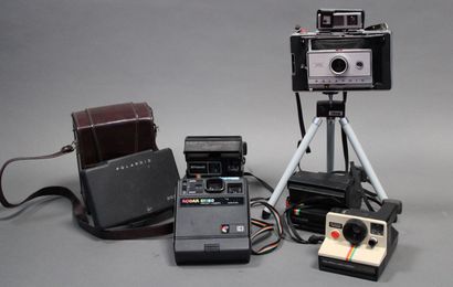 null Appareil photographique. Ensemble de cinq appareils Polaroid divers non testés...