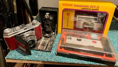 null Appareil photographique. Ensemble de quatre Kodak divers : appareil Kodak rouge...