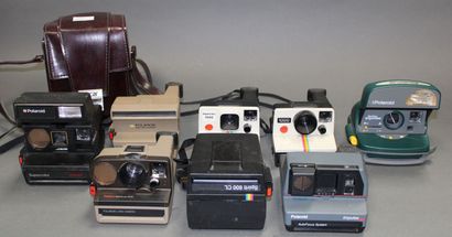 null Appareil photographique. Ensemble de huit appareils Polaroid divers, non testés,...