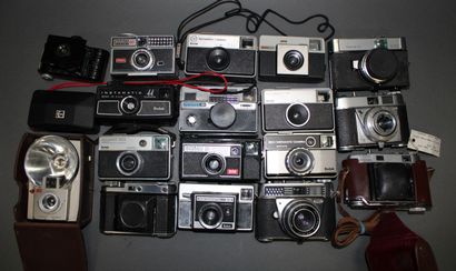null Appareil photographique. Ensemble d'une quinzaine d'appareils Kodak divers :...