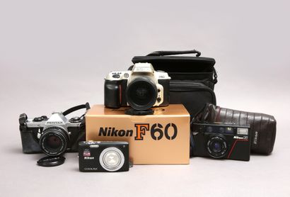 null Appareil photographique. Ensemble de trois appareils Nikon divers et un appareil...
