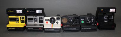 null Appareil photographique. Ensemble de six Polaroid divers non testés, en l'état...