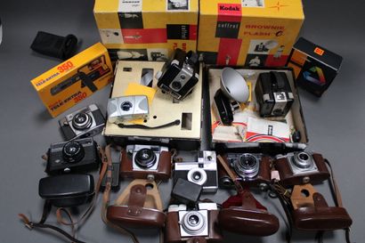 null Appareil photographique. Ensemble d'une dizaine d'appareils Kodak et Agfa dont...