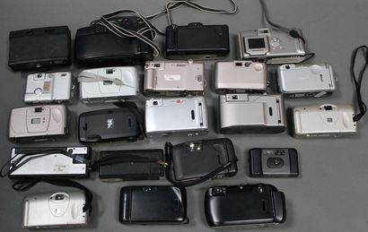 null appareils photographiques. Ensemble de vingt appareils compacts argentiques...
