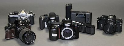 null Appareil photographique, ensemble de cinq appareils et accessoires Nikon divers,...