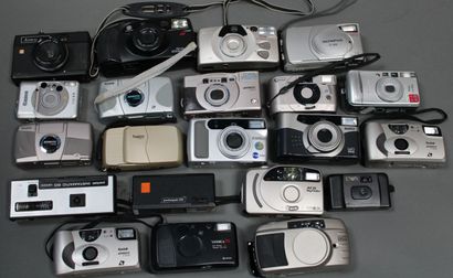 null appareils photographiques. Ensemble de vingt appareils compacts argentiques...