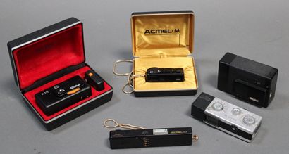 null Appareil photographique. Ensemble de cinq appareils miniatures : Acmel-M (coffret),...