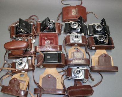 null Appareil photographique. Ensemble de dix appareils Kodak divers, en l'état.