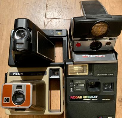 null Appareil photographique. Ensemble de quatre appareil instantanés : un Polaroid...