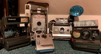 null Appareil photographique. Ensemble de cinq appareils Polaroid divers : Polaroid...