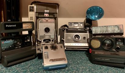 null Appareil photographique. Ensemble de cinq appareils Polaroid divers : Polaroid...