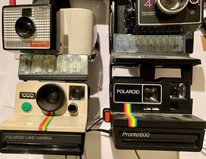 null Appareil photographique. Ensemble de cinq Polaroid divers : Pronto 600, 1000,...