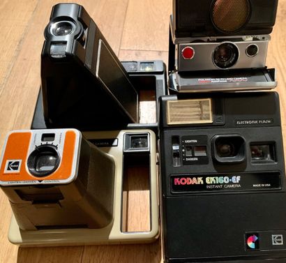null Appareil photographique. Ensemble de quatre appareil instantanés : un Polaroid...