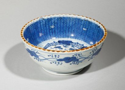 null Porcelain bowl with blue-white decoration. China, Qing, 19th century D: 17c...