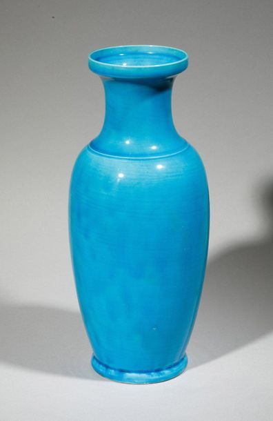 null Vase en porcelaine à couverte turquoise. Chine, Qing, XIXème siècle H: 30cm
