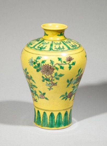 null Vase de forme meiping en porcelaine à décor floral en émaux vert et brun sur...