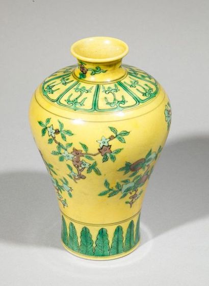 null Vase de forme meiping en porcelaine à décor floral en émaux vert et brun sur...