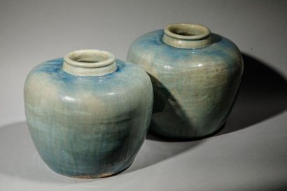 null Paire de jarres rondes en porcelaine unie bleutée. Chine, XXème siècle H: 3...