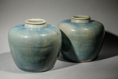 null Pair of round jars in plain blue porcelain. China, 20th century H: 30cm