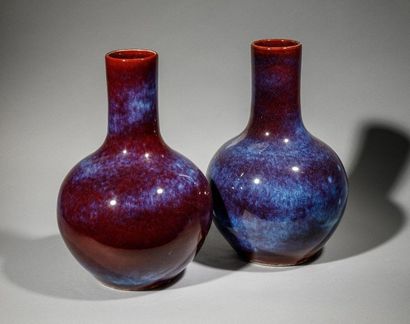 null Paire de vases au long col en porcelaine bleu sur fond aubergine. Chine, XXème...