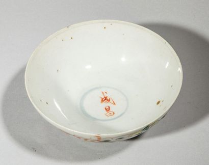 null Bol à décor floral stylisé en porcelaine. Chine, XXème siècle D: 14cm