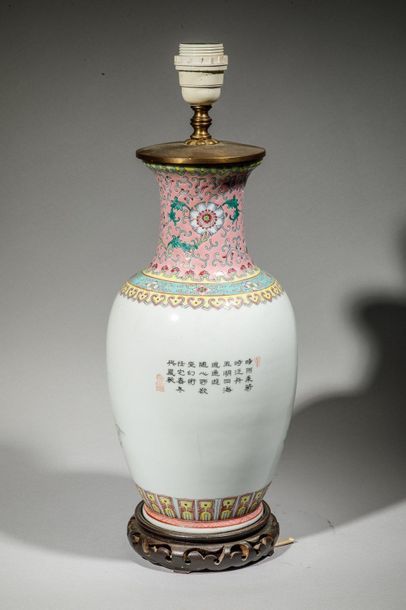 null Vase monté en lampe en porcelaine à décor de personnages et d'idéogramme. Chine,...