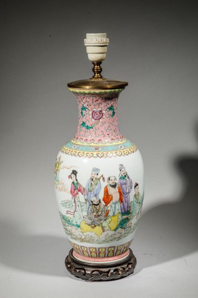 null Vase monté en lampe en porcelaine à décor de personnages et d'idéogramme. Chine,...