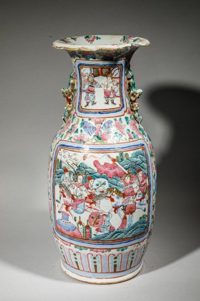 null Vase en porcelaine polychrome à décor de personnages dans des cartouches Chine,...