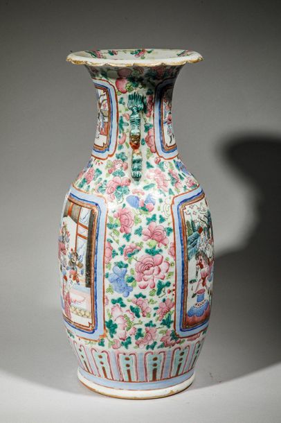 null Polychrome porcelain vase decorated with characters in cartouches China, late...