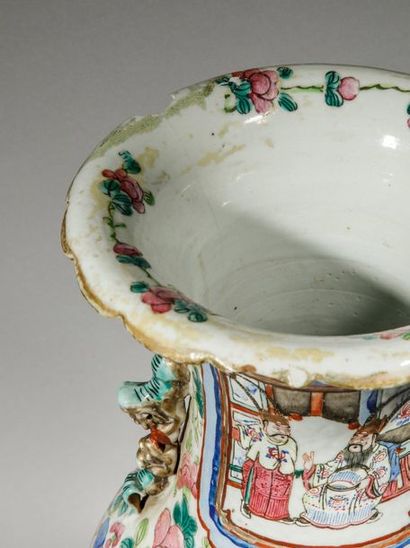 null Vase en porcelaine polychrome à décor de personnages dans des cartouches Chine,...
