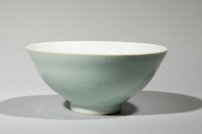 null Bol en porcelaine blanche à couverte extérieure bleu pâle. Chine, Qing, fin...