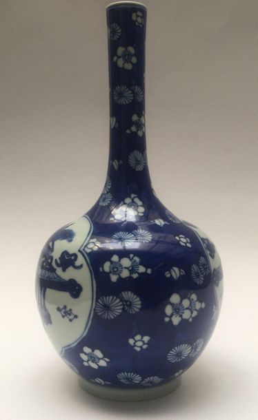 null Vase bouteille en porcelaine à décor "bleu blanc" de panneaux d'objets entouré...