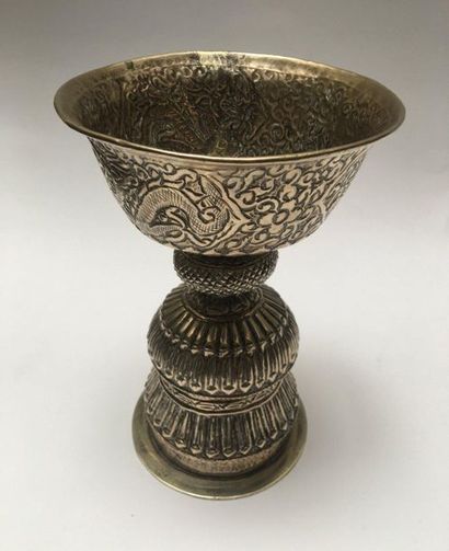 null Coupe à beurre sur piédouche en métal argenté. Népal, XXème siècle H: 18cm