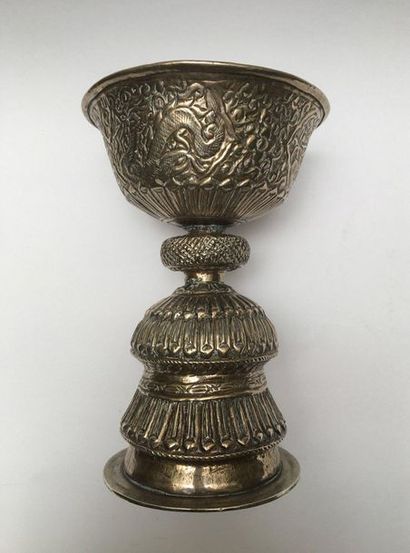 null Coupe à beurre sur piédouche en métal argenté. Népal, XXème siècle H: 18cm