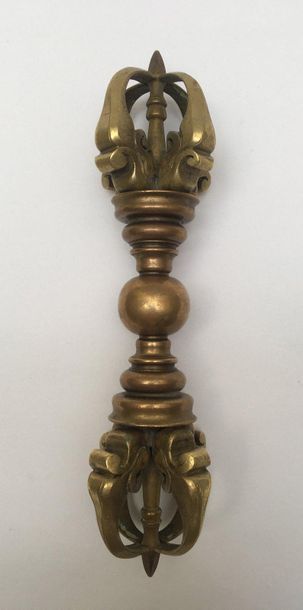 null Vajra " foudre diamant " en bronze. Népal, fin XIXème siècle L: 17,5cm