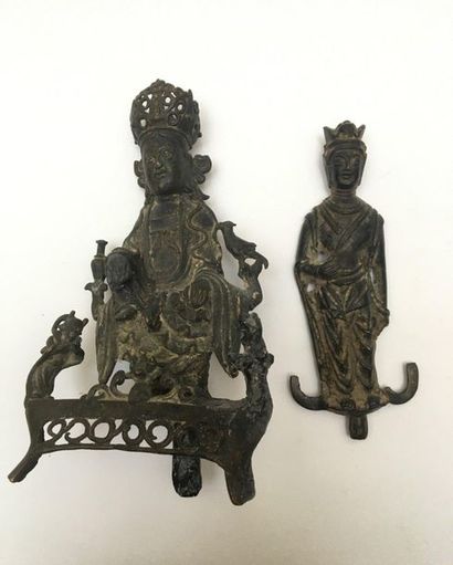 null Kwanyn assise sur une base tripode (recollage au pied), en bronze et Kwanyn...