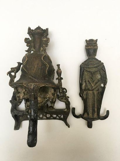 null Kwanyn assise sur une base tripode (recollage au pied), en bronze et Kwanyn...