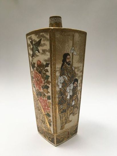 null Vase quadrangulaire à petit col en porcelaine Satsuma à décor dans des cartouches...