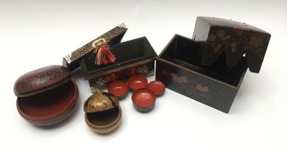 null Trois boîtes en laque Japon, Meiji, fin XIXème, l'une légèrement accidentée...