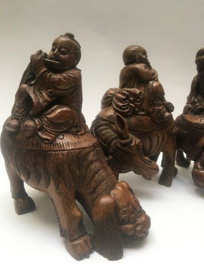 null Cinq cavaliers chevauchant des animaux, en bambou. Chine, début XXème siècle...
