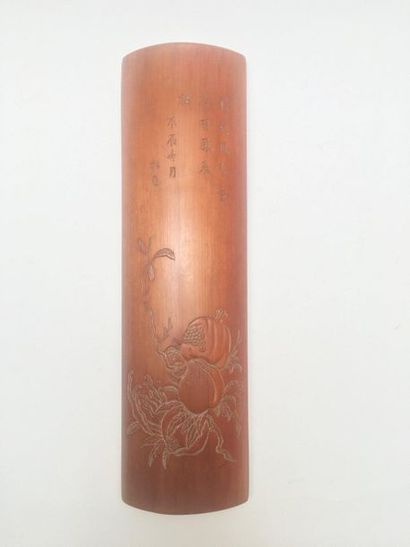 null Repose poignet gravé de pêche d'éternité en bambou. Chine, début XXème siècle...