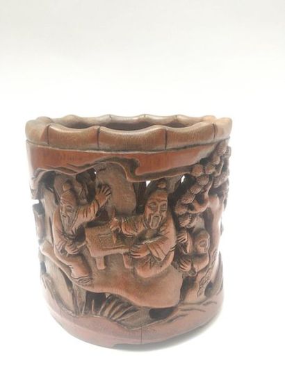 null Bitong (pot à pinceaux) en bambou sculpté. Chine, XIXème siècle H: 15cm