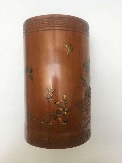 null Bitong (pot à pinceaux) en bambou sculpté et décor de fleurs en laque d'or....
