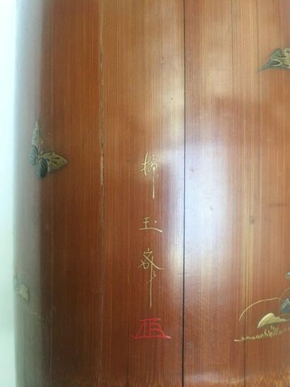 null Bitong (pot à pinceaux) en bambou sculpté et décor de fleurs en laque d'or....